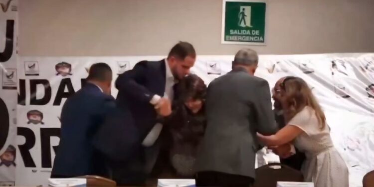 SALVAN DE CAÍDA A SECRETARIA DE EDUCACIÓN; SOFIALETICIA MORALES ESTUVO A PUNTO DE TENER UN ACCIDENTE EN GRADUACIÓN ESCOLAR. 1 SALVAN DE CAÍDA A SECRETARIA DE EDUCACIÓN; SOFIALETICIA MORALES ESTUVO A PUNTO DE TENER UN ACCIDENTE EN GRADUACIÓN ESCOLAR.