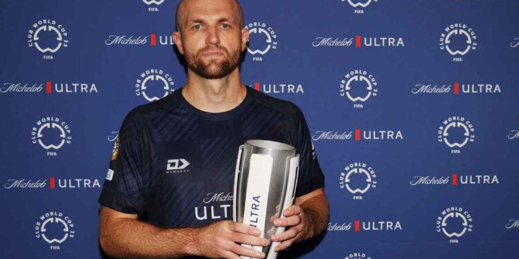 MAESTRO QUE PIDIÓ PERMISO PARA JUGAR MUNDIAL DE CLUBES METE GOL Y ELIMINA A BOCA JUNIORS EN MUNDIAL DE CLUBES