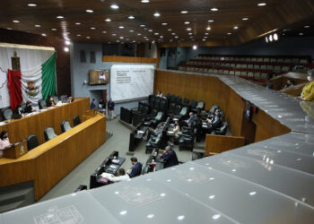 SE RECETAN DIPUTADOS VACACIONES DE VERANO PAGADAS; CON 2 MIL EXPEDIENTES PENDIENTES, CONGRESO SUSPENDERÁ SESIONES POR 42 DÍAS