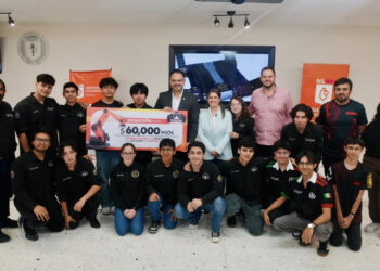 ‘VAYAN A DEMOSTRARLE AL MUNDO DE QUÉ ESTÁN HECHOS LOS JÓVENES DE NL’.- DANIEL ACOSTA; ENTREGAN DONATIVO A ESTUDIANTES QUE REPRESENTARÁN A MÉXICO EN MUNDIAL DE ROBÓTICA