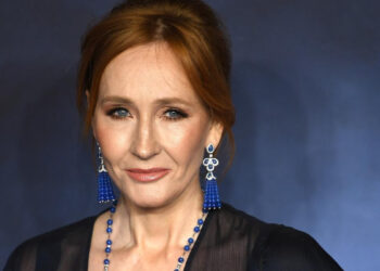 J. K. ROWLING RESPONDE CON IRONÍA A LAS CRÍTICAS DE PEDRO PASCAL