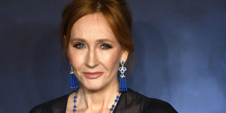 J. K. ROWLING RESPONDE CON IRONÍA A LAS CRÍTICAS DE PEDRO PASCAL