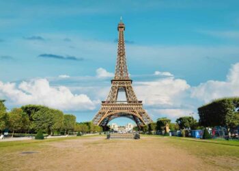 PARÍS CIERRA LA TORRE EIFFEL POR OLA DE CALOR; EUROPA ACTIVA ALERTAS ROJAS POR TEMPERATURAS EXTREMAS