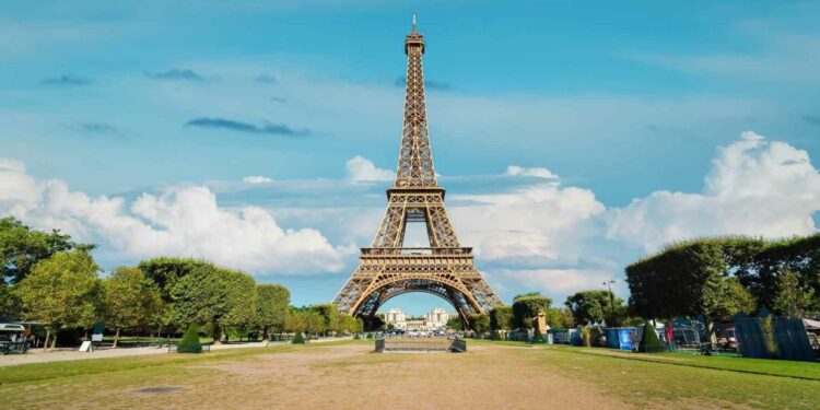 PARÍS CIERRA LA TORRE EIFFEL POR OLA DE CALOR; EUROPA ACTIVA ALERTAS ROJAS POR TEMPERATURAS EXTREMAS 1 PARÍS CIERRA LA TORRE EIFFEL POR OLA DE CALOR; EUROPA ACTIVA ALERTAS ROJAS POR TEMPERATURAS EXTREMAS