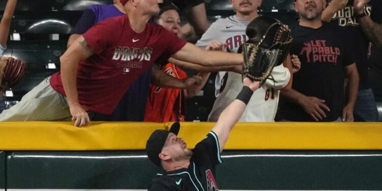 DIAMONDBACKS EXPULSAN A FAN POR INTERFERIR CINCO VECES EN JUEGOS