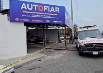 ATAQUE ARMADO DEJA 4 MUERTOS Y UN VEHÍCULO INCENDIADO EN LOTE DE AUTOS DE SAN BERNABÉ, EN MONTERREY.