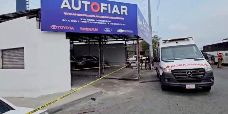 ATAQUE ARMADO DEJA 4 MUERTOS Y UN VEHÍCULO INCENDIADO EN LOTE DE AUTOS DE SAN BERNABÉ, EN MONTERREY.