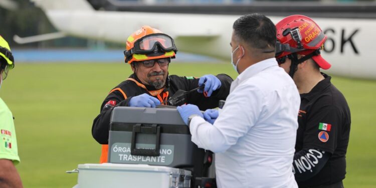 TRASLADA HELICÓPTERO ESTATAL PULMONES PROCEDENTES DE PUEBLA A HOSPITAL DEL SUR DE MONTERREY.