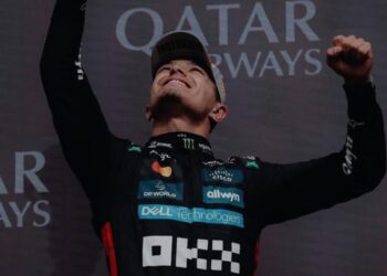 DOBLETE DE MCLAREN EN SILVERSTONE; NORRIS SUPERA A PIASTRI BAJO LA LLUVIA