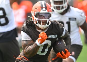 HALLAN CAUSA PROBABLE CONTRA NOVATO DE BROWNS JUDKINS ENFRENTA CARGOS POR VIOLENCIA DOMÉSTICA