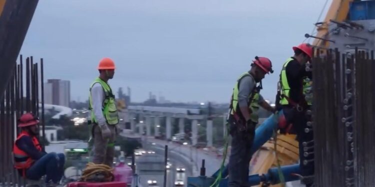 TRABAJAN DÍA Y NOCHE EN OBRAS DEL METRO; LABORAN 3 MIL PERSONAS EN LÍNEAS 4 Y 6 PARA REABRIR LA VIALIDAD DE LOS CARRILES EXPRÉS DE CONSTITUCIÓN EL 31 DE AGOSTO, PREVIO AL REGRESO A CLASES.