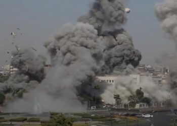 CAPTAN EN VIVO BOMBARDEO DE ISRAEL A MINISTERIO DE DEFENSA EN DAMASCO EN RESPALDO A LA COMUNIDAD DRUSA.