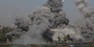 CAPTAN EN VIVO BOMBARDEO DE ISRAEL A MINISTERIO DE DEFENSA EN DAMASCO EN RESPALDO A LA COMUNIDAD DRUSA.