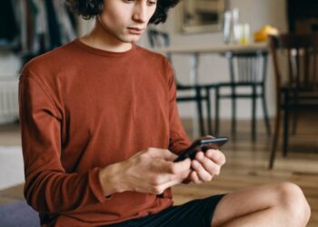 MÁS JÓVENES PREFIEREN AUTODIAGNOSTICARSE QUE CONSULTAR A MÉDICOS, ALERTAN EXPERTOS