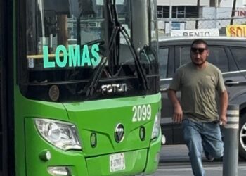 ¡MÁS CHOFERES COMO ÉL! SORPRENDE OPERADOR DE CAMIÓN VERDE AL BAJAR A AYUDAR A CRUZAR A UNA PERSONA INVIDENTE.