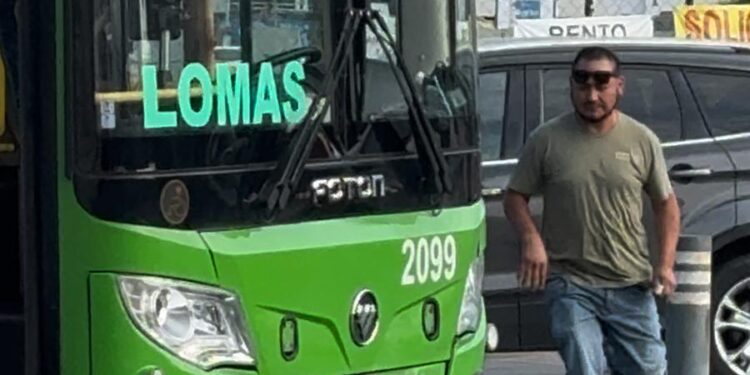 ¡MÁS CHOFERES COMO ÉL! SORPRENDE OPERADOR DE CAMIÓN VERDE AL BAJAR A AYUDAR A CRUZAR A UNA PERSONA INVIDENTE. 1 ¡MÁS CHOFERES COMO ÉL! SORPRENDE OPERADOR DE CAMIÓN VERDE AL BAJAR A AYUDAR A CRUZAR A UNA PERSONA INVIDENTE.