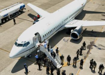 𝐄𝐋 𝐒𝐀𝐋𝐕𝐀𝐃𝐎𝐑 𝐄𝐍𝐓𝐑𝐄𝐆𝐀 𝐀 𝐕𝐄𝐍𝐄𝐙𝐎𝐋𝐀𝐍𝐎𝐒; 𝐂𝐀𝐍𝐉𝐄 𝐏𝐎𝐑 𝐏𝐑𝐄𝐒𝐎𝐒 𝐏𝐎𝐋Í𝐓𝐈𝐂𝐎𝐒 𝐘 𝐄𝐒𝐓𝐀𝐃𝐎𝐔𝐍𝐈𝐃𝐄𝐍𝐒𝐄𝐒