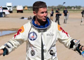 𝐌𝐔𝐄𝐑𝐄 𝐅𝐄𝐋𝐈𝐗 𝐁𝐀𝐔𝐌𝐆𝐀𝐑𝐓𝐍𝐄𝐑; 𝐂𝐀𝐘Ó 𝐂𝐎𝐍 𝐒𝐔 𝐏𝐀𝐑𝐀𝐏𝐄𝐍𝐓𝐄 𝐄𝐍 𝐈𝐓𝐀𝐋𝐈𝐀