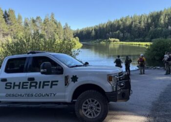 UNA MUERTE Y DOS DESAPARECIDOS; ACCIDENTE EN CASCADA DE OREGON