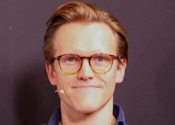 ESCÁNDALO EN ASTRONOMER LLEGA AL CEO; NUEVO DIRECTOR ADMITE FAMA INESPERADA