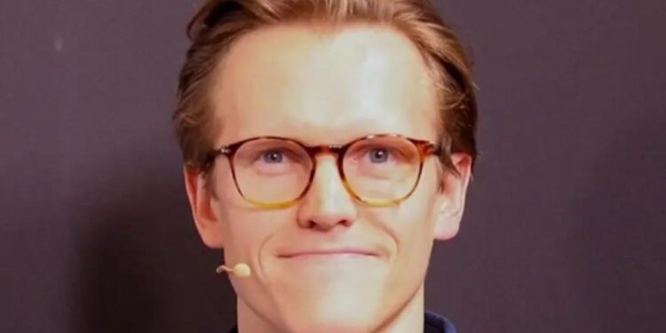 ESCÁNDALO EN ASTRONOMER LLEGA AL CEO; NUEVO DIRECTOR ADMITE FAMA INESPERADA 1 ESCÁNDALO EN ASTRONOMER LLEGA AL CEO; NUEVO DIRECTOR ADMITE FAMA INESPERADA