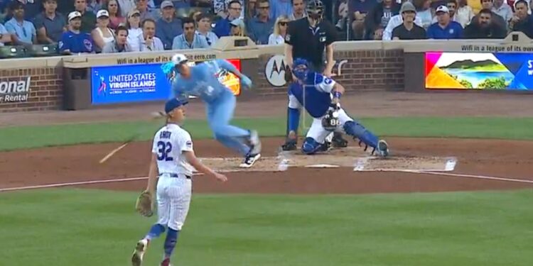 FAN DE CUBS CAE DE GRADAS AL INTENTAR ATRAPAR CUADRANGULAR; MALLAS DE SEGURIDAD EVITAN UNA TRAGEDIA MAYOR EN WRIGLEY FIELD