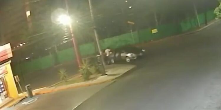 TESTIGO INTENTA HUIR DE ASALTO EN OXXO Y MUERE BALEADO EN MONTERREY. 1 TESTIGO INTENTA HUIR DE ASALTO EN OXXO Y MUERE BALEADO EN MONTERREY.
