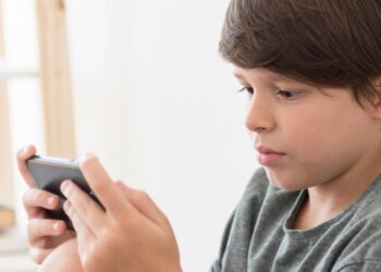 MÓVIL ANTES DE LOS 13 AÑOS AFECTA LA SALUD MENTAL; ESTUDIO VINCULA SU USO TEMPRANO CON RIESGOS EN LA ADULTEZ