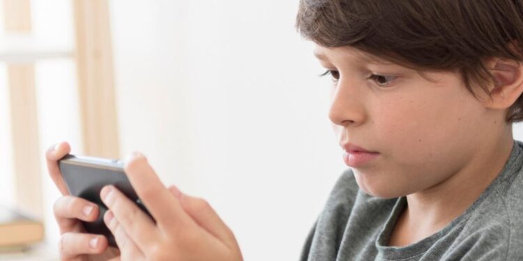 MÓVIL ANTES DE LOS 13 AÑOS AFECTA LA SALUD MENTAL; ESTUDIO VINCULA SU USO TEMPRANO CON RIESGOS EN LA ADULTEZ 1 MÓVIL ANTES DE LOS 13 AÑOS AFECTA LA SALUD MENTAL; ESTUDIO VINCULA SU USO TEMPRANO CON RIESGOS EN LA ADULTEZ