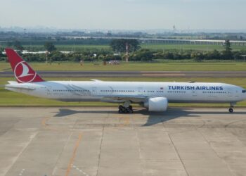 MUERE PASAJERO EN VUELO Y NO ENCUENTRAN SU CUERPO