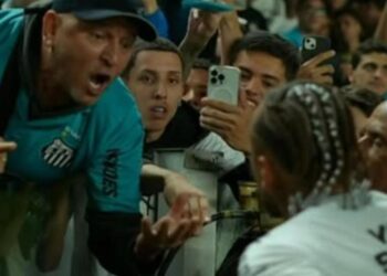 NEYMAR DISCUTE CON AFICIONADO TRAS DERROTA DEL SANTOS EN CASA