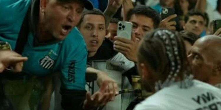 NEYMAR DISCUTE CON AFICIONADO TRAS DERROTA DEL SANTOS EN CASA