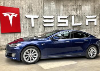 CALIFORNIA PODRÍA SUSPENDER OPERACIONES DE TESLA POR PUBLICIDAD ENGAÑOSA