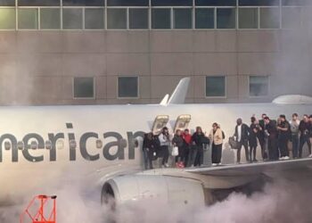 SALEN POR TOBOGANES DE AVIÓN EN LLAMAS; EVACUAN PASAJEROS AERONAVE EN DENVER.