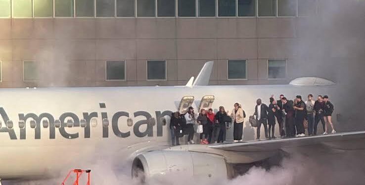 SALEN POR TOBOGANES DE AVIÓN EN LLAMAS; EVACUAN PASAJEROS AERONAVE EN DENVER. 1 SALEN POR TOBOGANES DE AVIÓN EN LLAMAS; EVACUAN PASAJEROS AERONAVE EN DENVER.