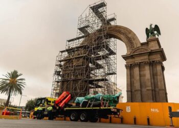 REGRESA ‘LA MONA’ AL ARCO DE LA INDEPENDENCIA TRAS RESTAURACIÓN; REINSTALAN ESTATUA DE 1910.