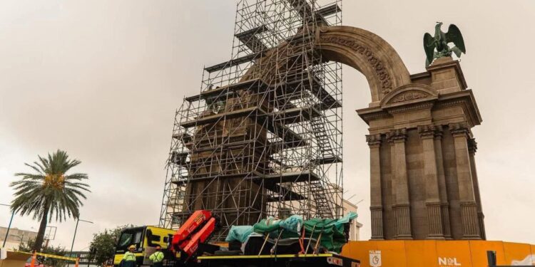 REGRESA 'LA MONA' AL ARCO DE LA INDEPENDENCIA TRAS RESTAURACIÓN; REINSTALAN ESTATUA DE 1910. 1 REGRESA ‘LA MONA’ AL ARCO DE LA INDEPENDENCIA TRAS RESTAURACIÓN; REINSTALAN ESTATUA DE 1910.