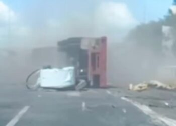 LA CURVA DEL TERROR; VUELCA OOOTRA VEZ TRÁILER CON ROLLOS DE ACERO EN FIDEL VELÁZQUEZ.