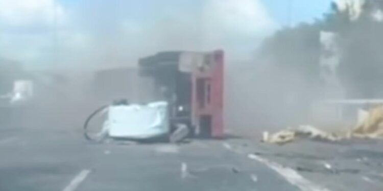 LA CURVA DEL TERROR; VUELCA OOOTRA VEZ TRÁILER CON ROLLOS DE ACERO EN FIDEL VELÁZQUEZ. 1 LA CURVA DEL TERROR; VUELCA OOOTRA VEZ TRÁILER CON ROLLOS DE ACERO EN FIDEL VELÁZQUEZ.