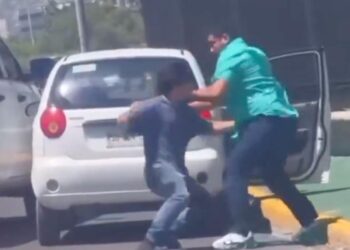 VEN EL CAOS… Y PELEAN CONDUCTORES A GOLPES EN CONSTITUCIÓN.