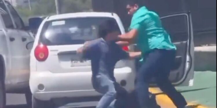 VEN EL CAOS… Y PELEAN CONDUCTORES A GOLPES EN CONSTITUCIÓN. 1 VEN EL CAOS… Y PELEAN CONDUCTORES A GOLPES EN CONSTITUCIÓN.