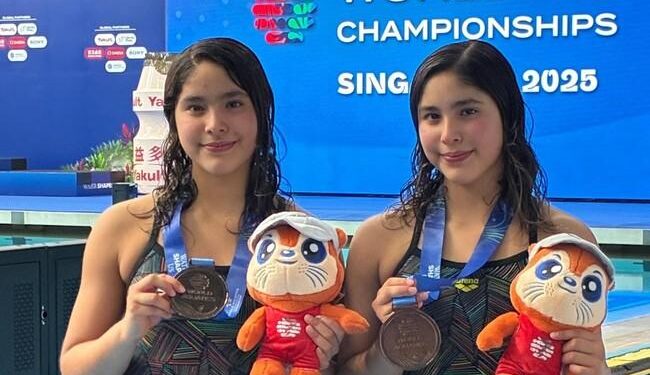 GEMELAS MEXICANAS GANAN BRONCE EN MUNDIAL DE CLAVADOS; LÍA Y MÍA CUEVA DESTACAN EN SU DEBUT EN SINGAPUR 2025