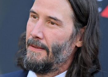 KEANU REEVES RECUPERA SUS RELOJES ROBADOS; LOS HALLAN EN CHILE Y LOS ENTREGA EL FBI