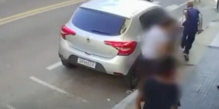 MUJER APUÑALA A SU YERNO FRENTE A SU FAMILIA EN PLENA CALLE DE BRASIL 1 MUJER APUÑALA A SU YERNO FRENTE A SU FAMILIA EN PLENA CALLE DE BRASIL