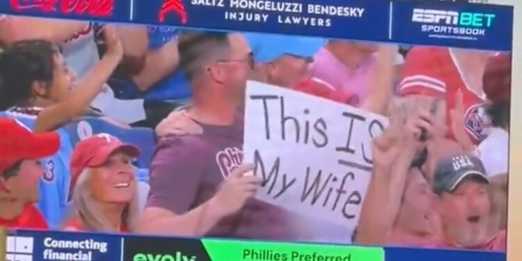 SE SUBE GRANDES LIGAS AL TREN DE ANDY BYRON; RECREAN PHILLIES ESCENA EN ESTADIO DE FILADELFIA, DONDE AFICIONADOS LLEVAN PANCARTAS CON LEYENDA "ES MI ESPOSA" 1 img 2478 1