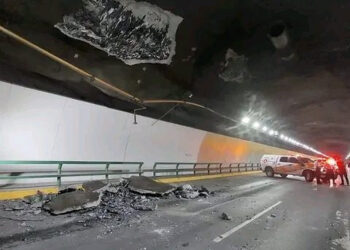 CAE —OTRA VEZ— LOSA DEL TÚNEL; PROVOCA CAOS VIAL CIERRE DE DOS CARRILES HACIA MONTERREY
