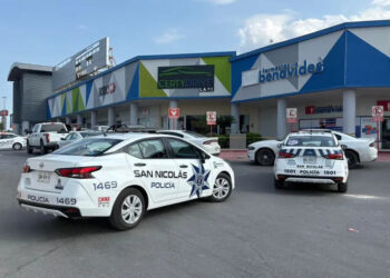 DETIENEN POR FRAUDE A 20 EMPLEADOS DE NEGOCIO QUE OFRECÍA CRÉDITOS PARA AUTOS EN PLAZA LA FE