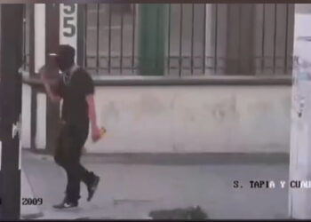 DETIENEN A VENEZOLANO QUE CAMINABA ENCAPUCHADO Y CON PISTOLA EN MANO EN EL CENTRO DE MONTERREY