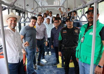 ENTREGA SAMUEL 40 CAMIONES NUEVOS HECHOS EN NUEVO LEÓN; SUMA ESTADO MIL 800 UNIDADES Y 400 MÁS DE TRANSMETRO
