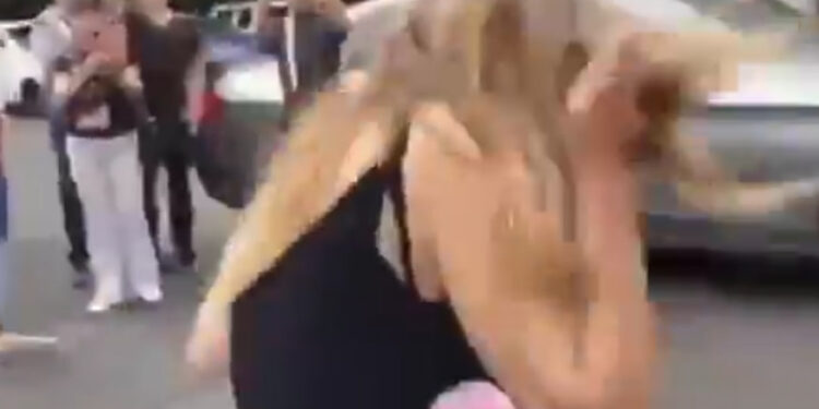 AGREDEN A "LADY RACISTA"; LE ARROJAN AGUA AL SALIR DE AUDIENCIA POR DELITO DE DISCRIMINACIÓN EN CDMX 1 AGREDEN A “LADY RACISTA”; LE ARROJAN AGUA AL SALIR DE AUDIENCIA POR DELITO DE DISCRIMINACIÓN EN CDMX